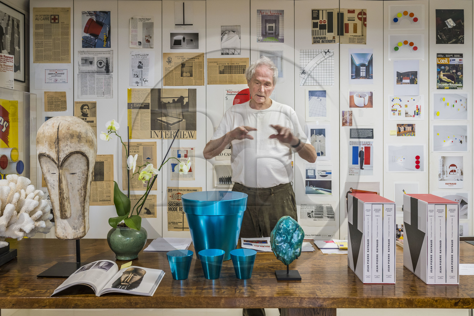 France, Paris (75), l'artiste plasticien Jean-Pierre Raynaud dans son appartement atelier