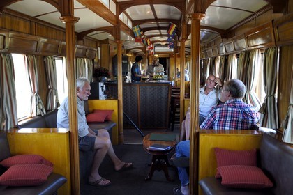 Namibie, région de Otjozondjupa, le train Shongololo express, la voiture-bar