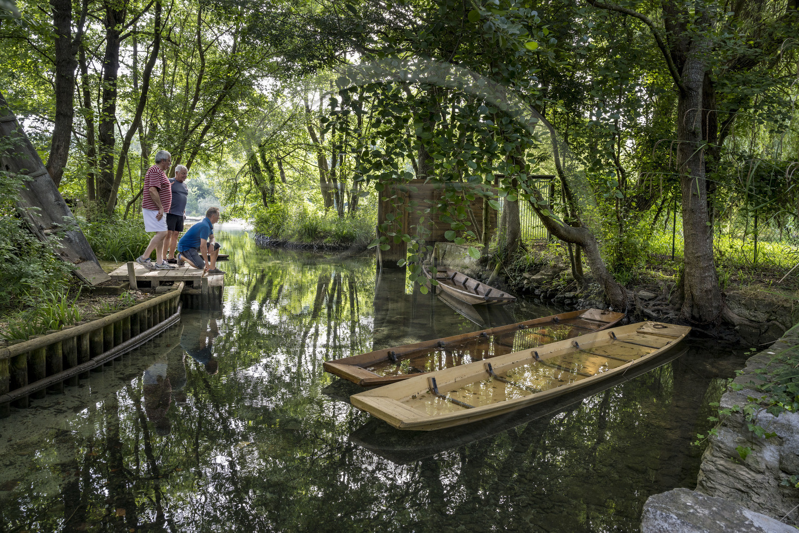 France, Vaucluse (84), L'Isle-sur-la-Sorgue, le cabanon des Fontanelles sur un ilot de la Sorgue, lieu de rendez-vous estival de la confrérie des pêcheurs sur barque à fond plat appelée Nègo Chin, les Pescaïres de la Sorgue