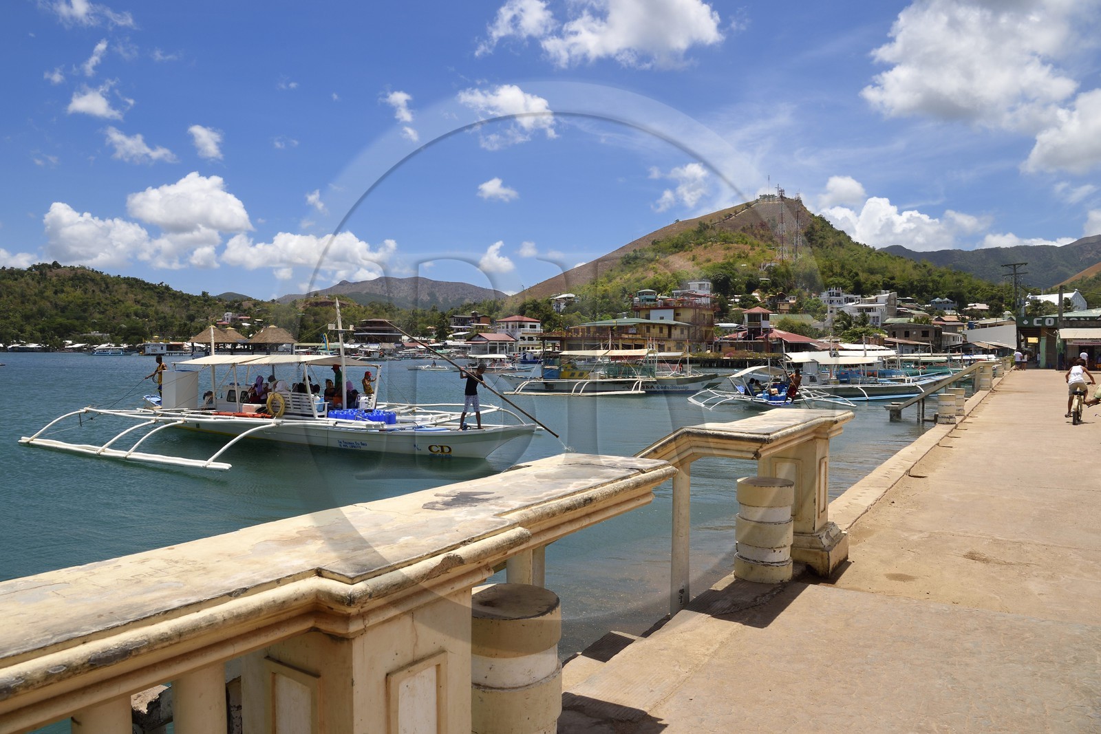 Philippines, Calamian Islands dans le nord de Palawan, Busuanga Island, ville de Coron, pirogue à balancier dans le port de plaisance