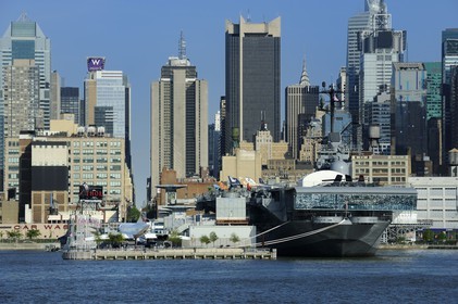 Etats-Unis, New York, Manhattan, le porte-avion CV-11 USS Intrepid à l'Intrepid Museum situé sur le quai 86 (Pier 86) au bord de l'Hudson River