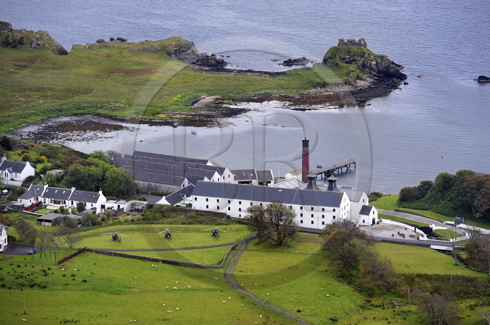 Royaume-Uni, Ecosse, Hébrides intérieures, Ile de Islay, Port Ellen, distillerie de whisky Lagavulin (vue aérienne)