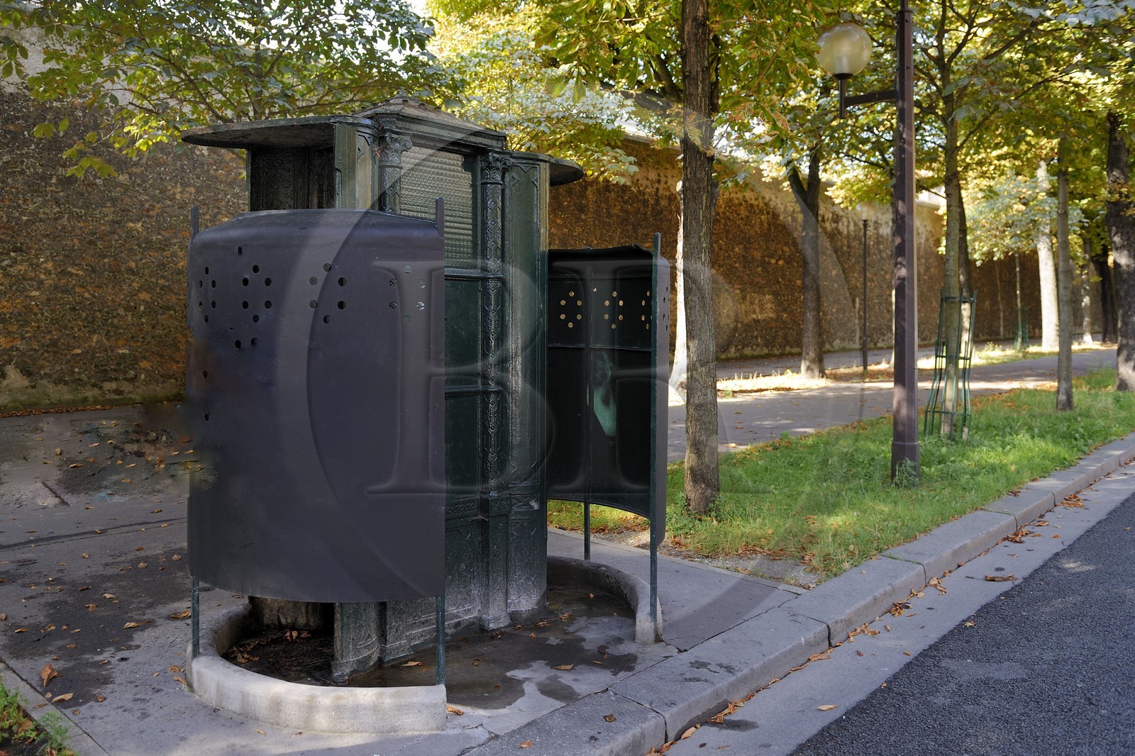 France, Paris (75), la dernière vespasienne haussmannienne à Paris sur le boulevard Arago, devant la Prison de la Santé