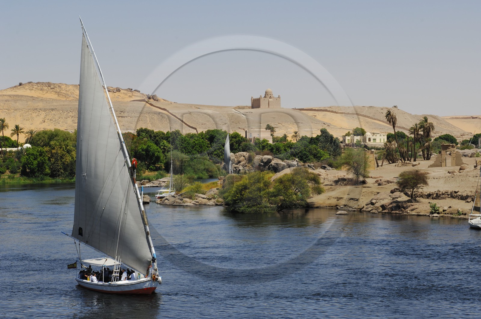 Egypte, Haute Egypte, vallée du Nil, Assouan, felouque sur le Nil et mausolée de l'Agha Khan sur la rive ouest