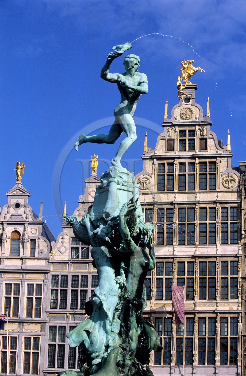 Belgique, Flandre, Anvers (Antwerpen), la Bradofontein devant la maison appelée La Vieille Arbalète sur Grote Markt (Grand Place)