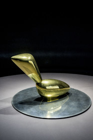 France, Paris (75), quartier des Halles, le Centre Pompidou aussi apellé Beaubourg, Musée National d'Art Moderne (MNAM), exposition retrospective Brancusi, Léda, 1923, bronze poli