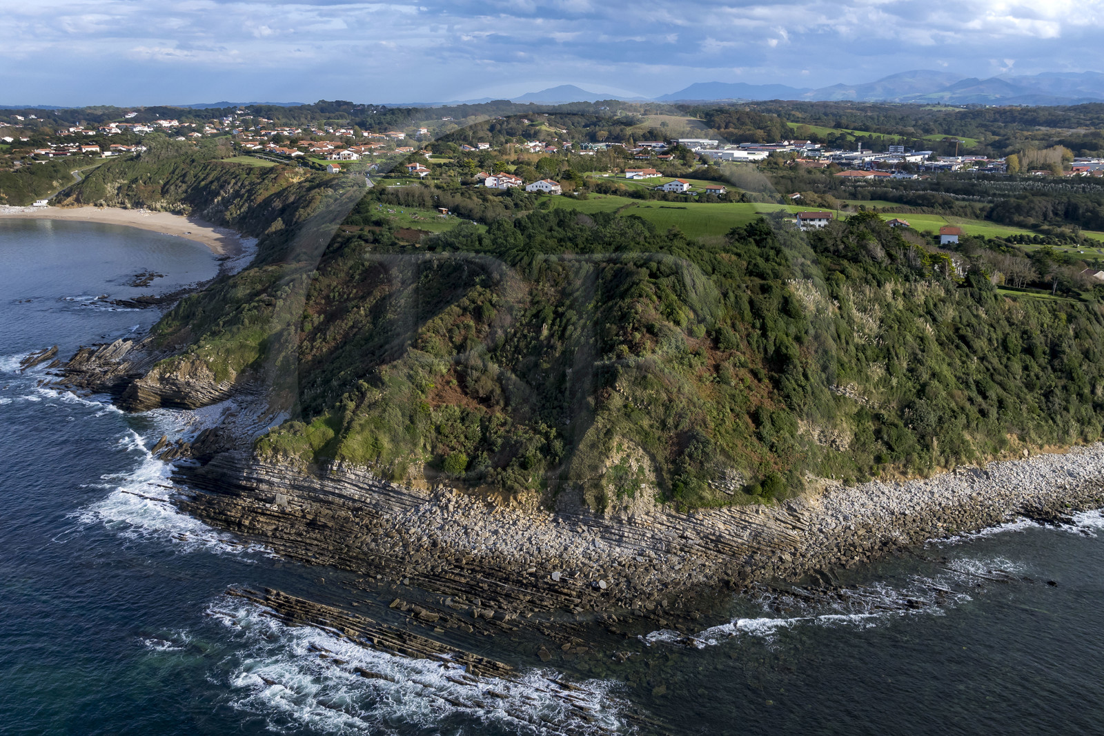 France, Pyrénées-Atlantiques (64), la côte du Pays-Basque, Saint-Jean-de-Luz, sentier du littoral sur le GR 8, la pointe entre la plage d’Erromardie et la plage de Lafitenia en arrière plan à gauche (vue aérienne)