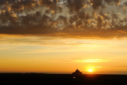France, Manche (50), Baie du Mont-Saint-Michel, le Mont-Saint-Michel au coucher de soleil, classé Patrimoine Mondial de l'UNESCO