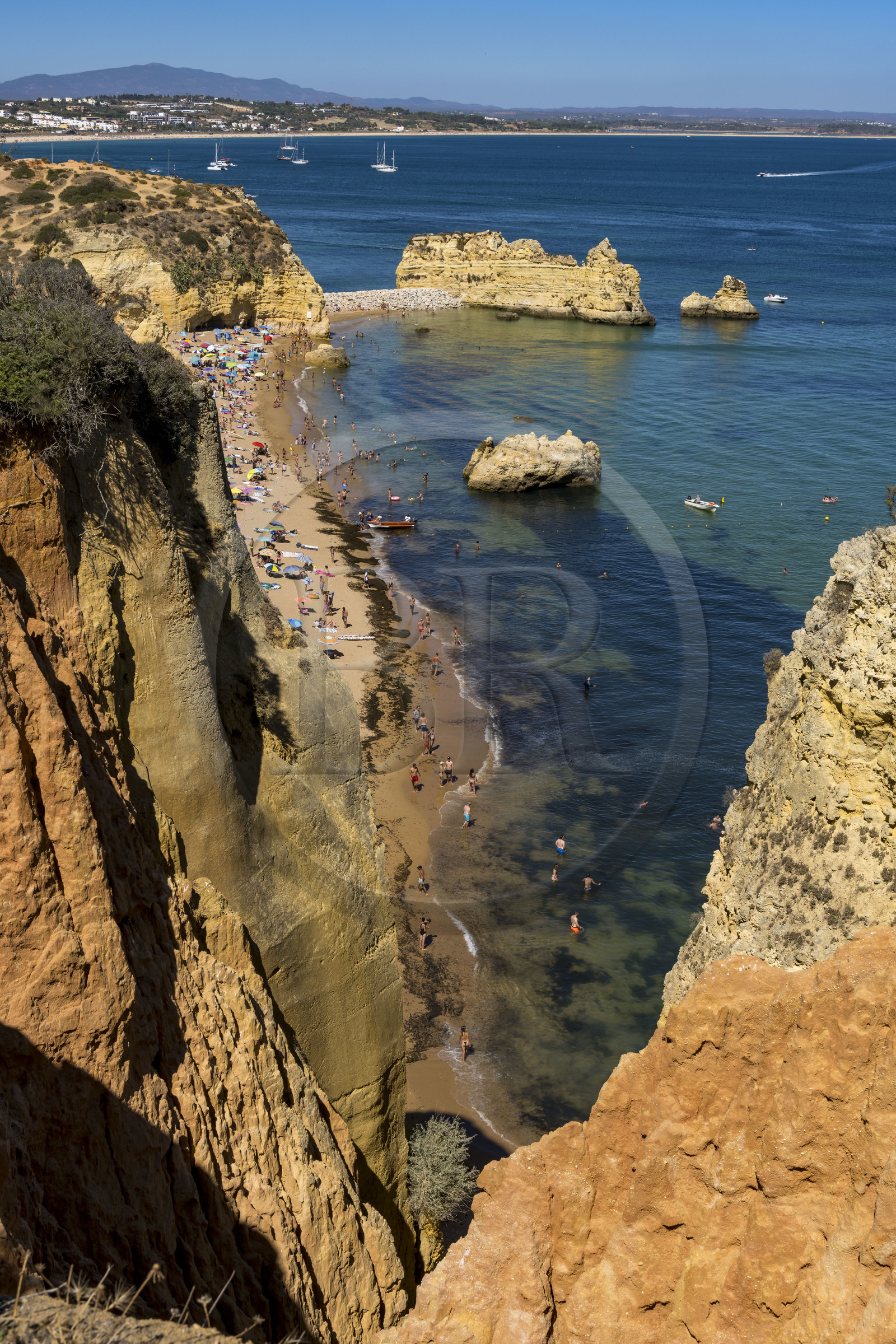Portugal, Algarve, Lagos, la plage de Praia Dona Ana bordée par des falaises escarpées