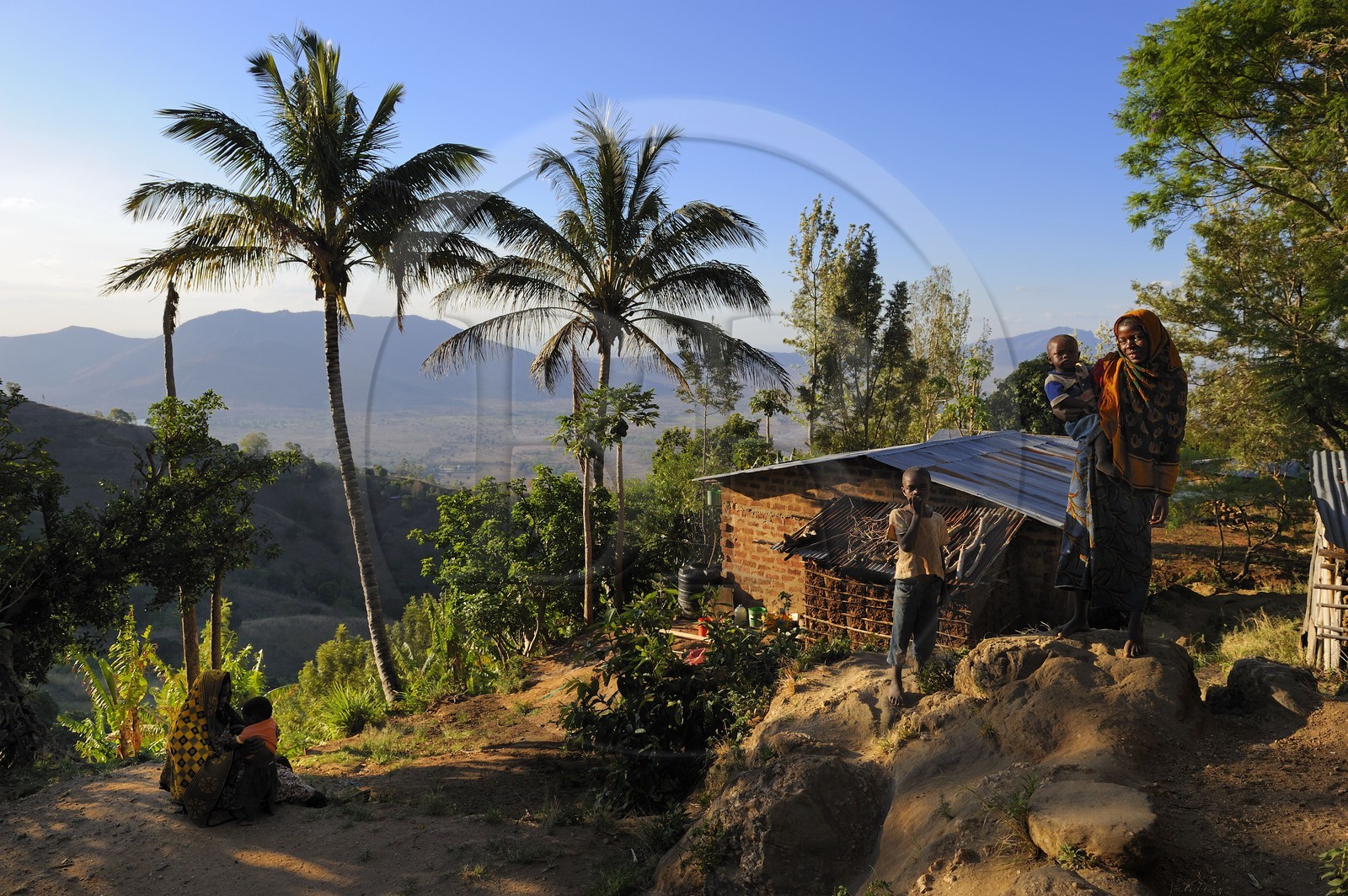 Tanzanie, région de Morogoro, les Monts Uluguru, jeune fille portant un jeune enfants dans un village aux alentours de l'ancien refuge allemand de Morningside
