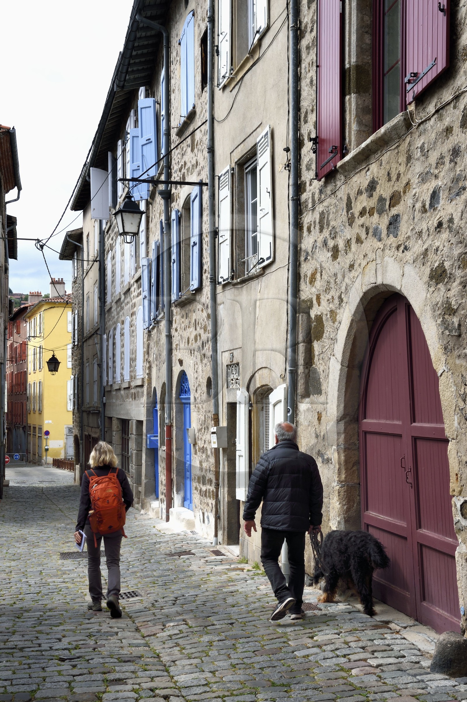 France, Haute-Loire (43), Le Puy-en-Velay, étape classée Patrimoine Mondial de l'UNESCO dans le cadre des chemins de Compostelle, rue du consulat dans la ville basse