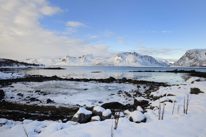 Norvège, Nordland, Îles Lofoten, vue sur l'ile de Vestvagoy depuis Vagan en hiver