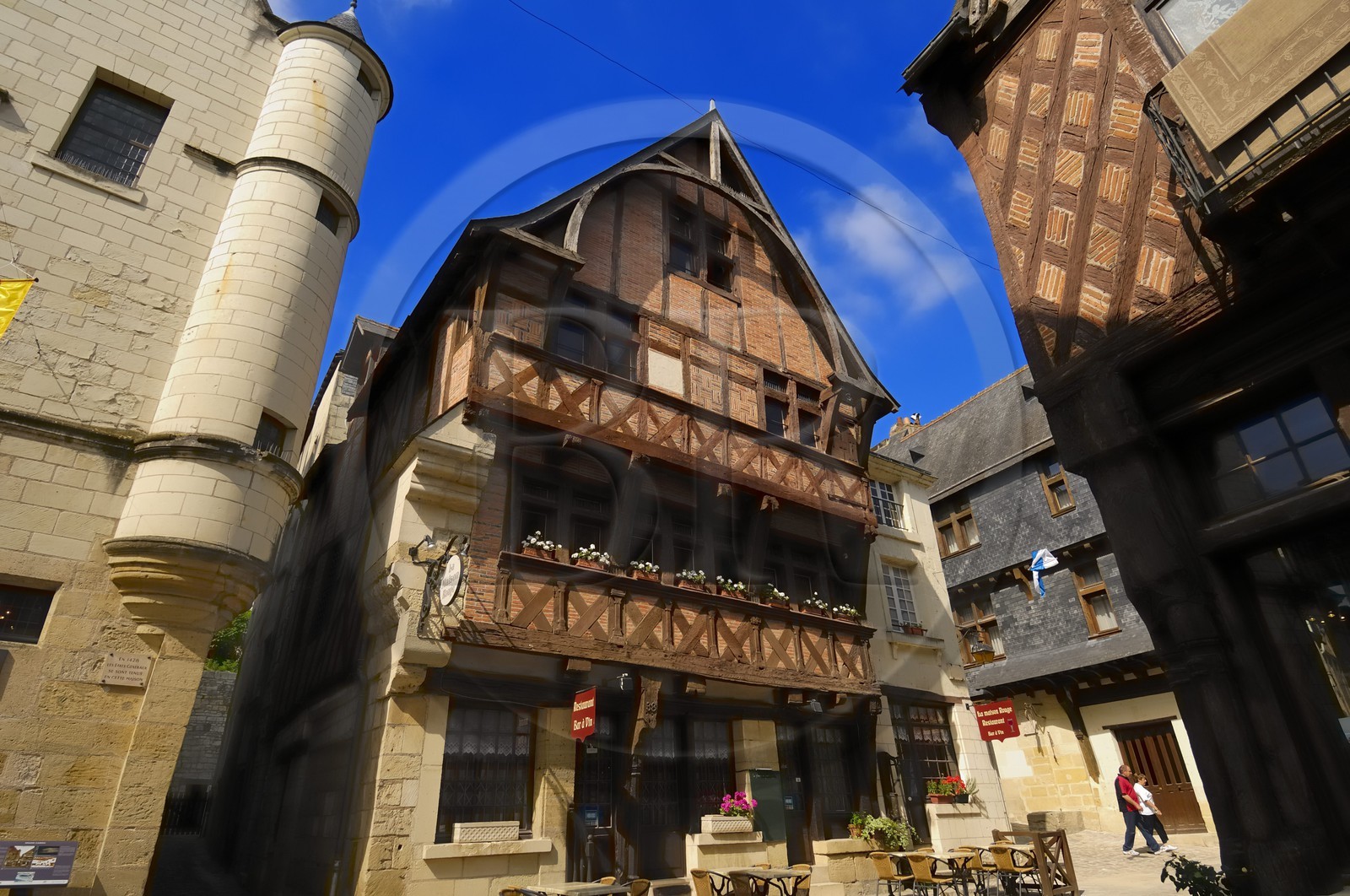 France, Indre et Loire (37), Vallée de la Loire classée Patrimoine Mondial de l'UNESCO, Chinon, l'Hôtel des Etats Généraux et la Maison Rouge au Grand Carroi (rue Voltaire)