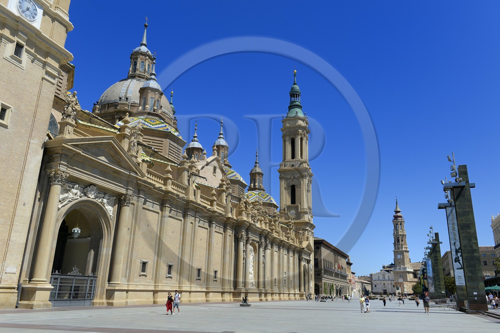Spain, Aragon, Zaragoza, Plaza del Pilar, Basilica del Pilar (Our Lady of Pilar) and La Seo, San Salvador Cathedral in the background