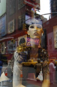 Etats-Unis, New York, Manhattan, Times Square, mannequin dans une virtrine