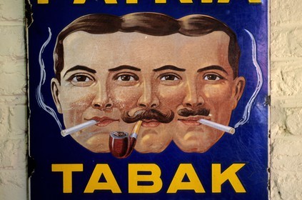 Belgique, Wervick à la frontière française, affiche publicitaire du musée du tabac