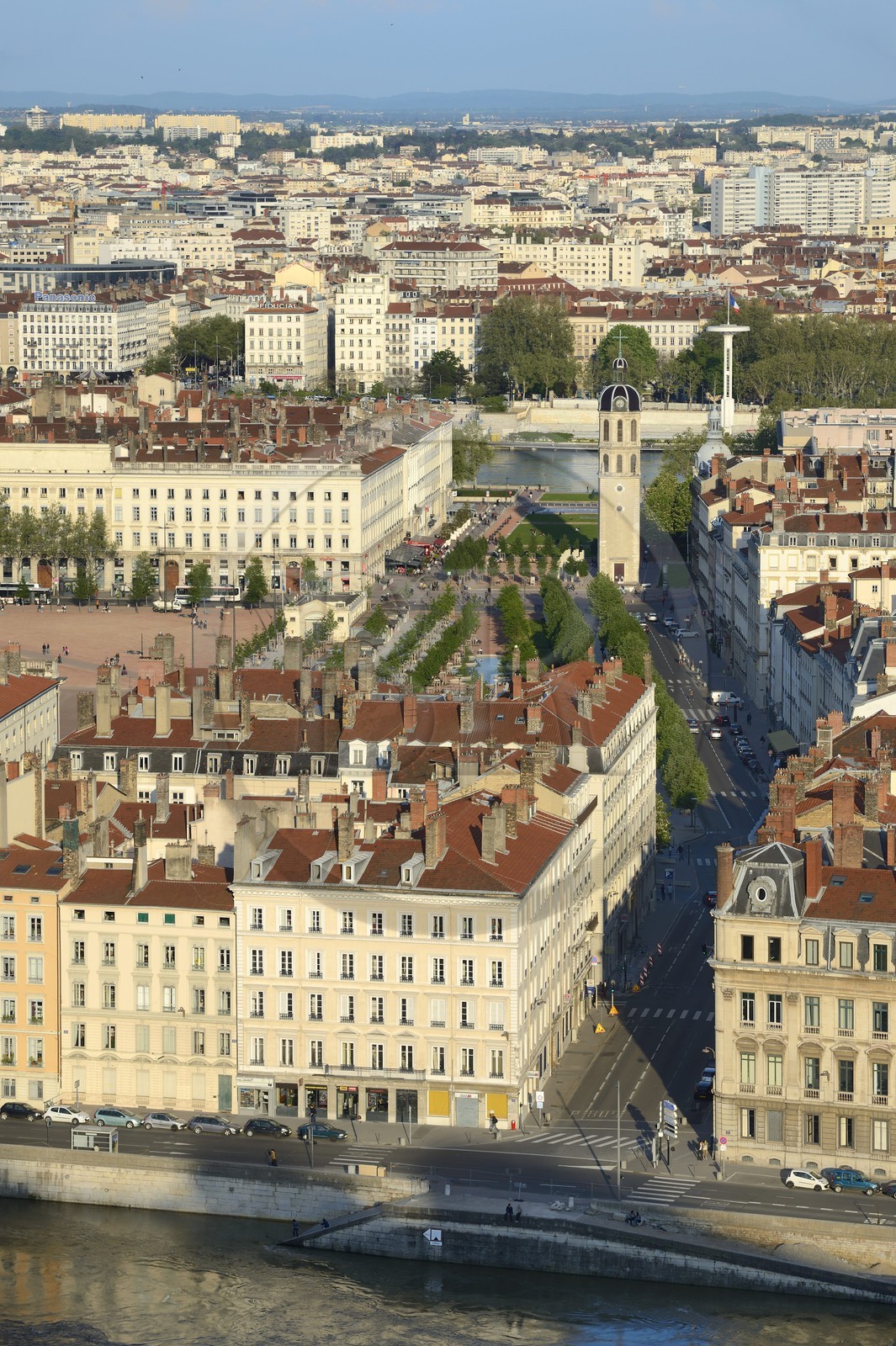 France, Rhône (69), Lyon, site historique classé Patrimoine Mondial de l'UNESCO, la place Bellecour et Le clocher de la charité Place Antonin-Poncet dans le quartier de la Presqu'Ile entre Saône et Rhône