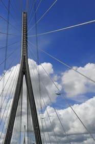 France, entre Calvados (14) et Seine-Maritime (76), le Pont de Normandie enjambe la Seine pour relier les villes de Honfleur et du Havre