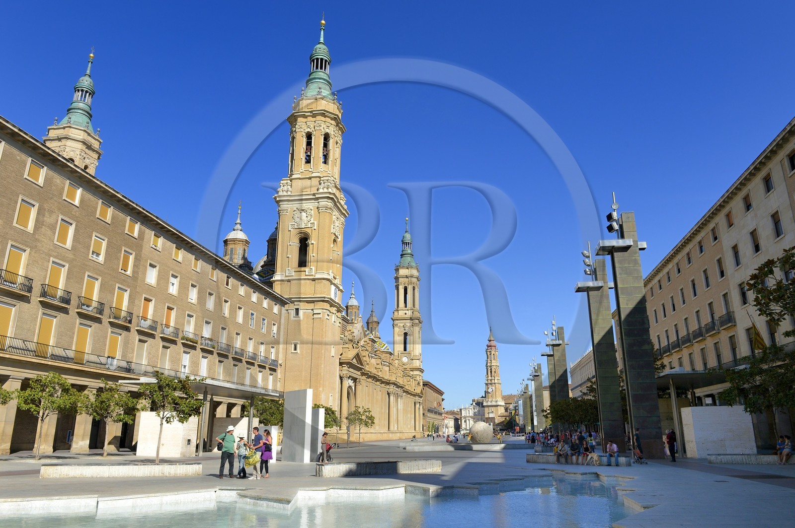 Espagne, Aragon, Saragosse, Plaza del Pilar, Basilique del Pilar (Notre-Dame du Pilier) et la cathédrale San Salvador, La Seo, en arrière plan