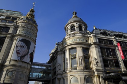France, Paris (75), la coupole dorée du grand magasin Le Printemps et le boulevard Haussmann
