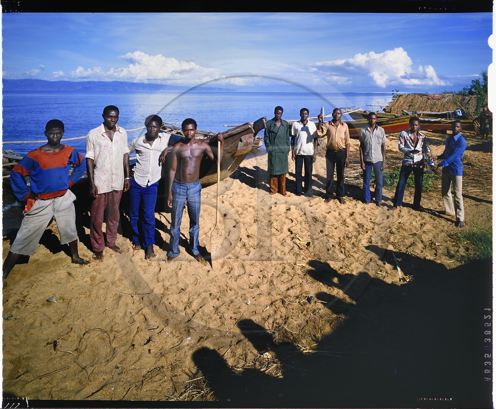 Burundi, province de Rumonge, groupe de pêcheurs au bord du lac Tanganyika, les pêcheurs sont exclusivement Hutu et descendent des collines pour s'installer dans des huttes provisoires pour au moins 6 mois, la pêche se pratique généralement la nuit au lamparo et c'est principalement des ndagalas (poisson à friture) des mukekes et des capitaines (reproduction plan-film inversible 4x5)