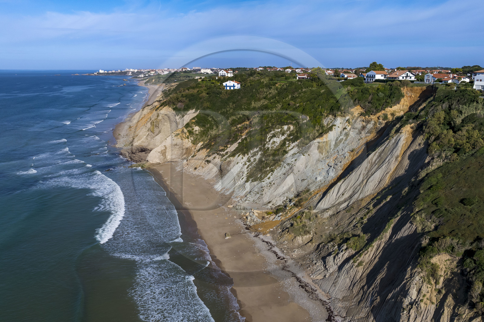 France, Pyrénées-Atlantiques (64), la côte du Pays-Basque à Bidart, la plage au pied de la falaise et Biarritz en arrière plan (vue aérienne)