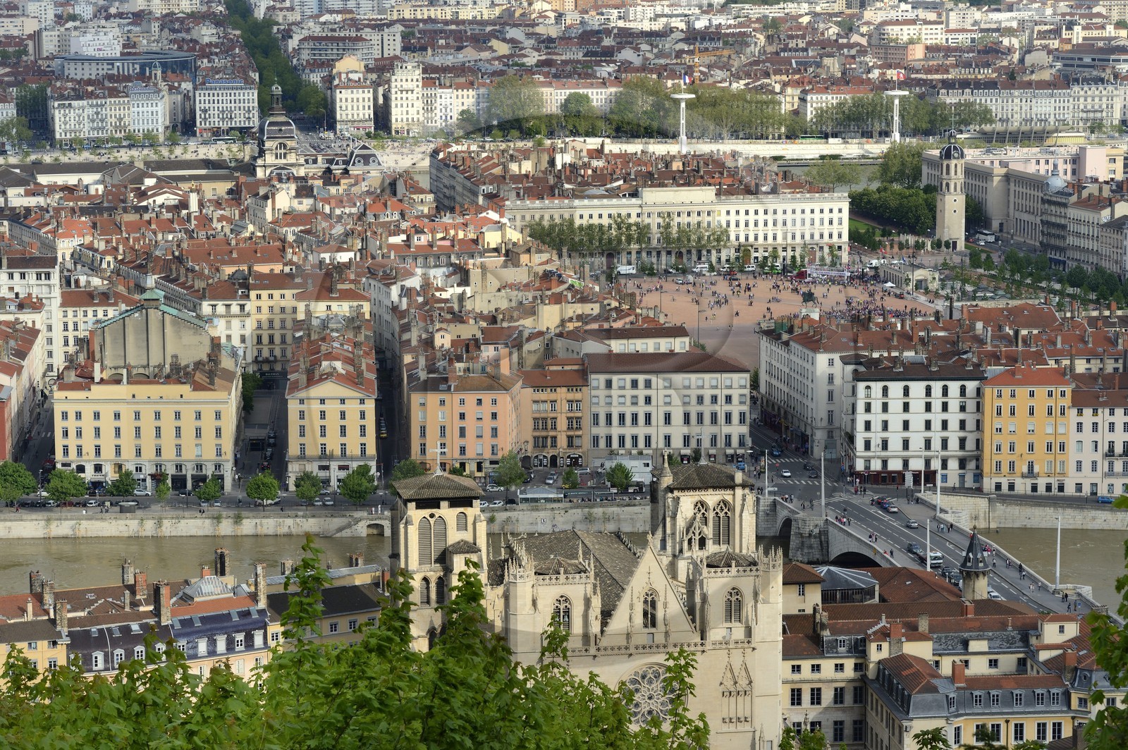 France, Rhône (69), Lyon, site historique classé Patrimoine Mondial de l'UNESCO, Vieux Lyon, la cathédrale (primatiale) Saint Jean et la place Bellecour dans le quartier de la Presqu'Ile en arrière plan