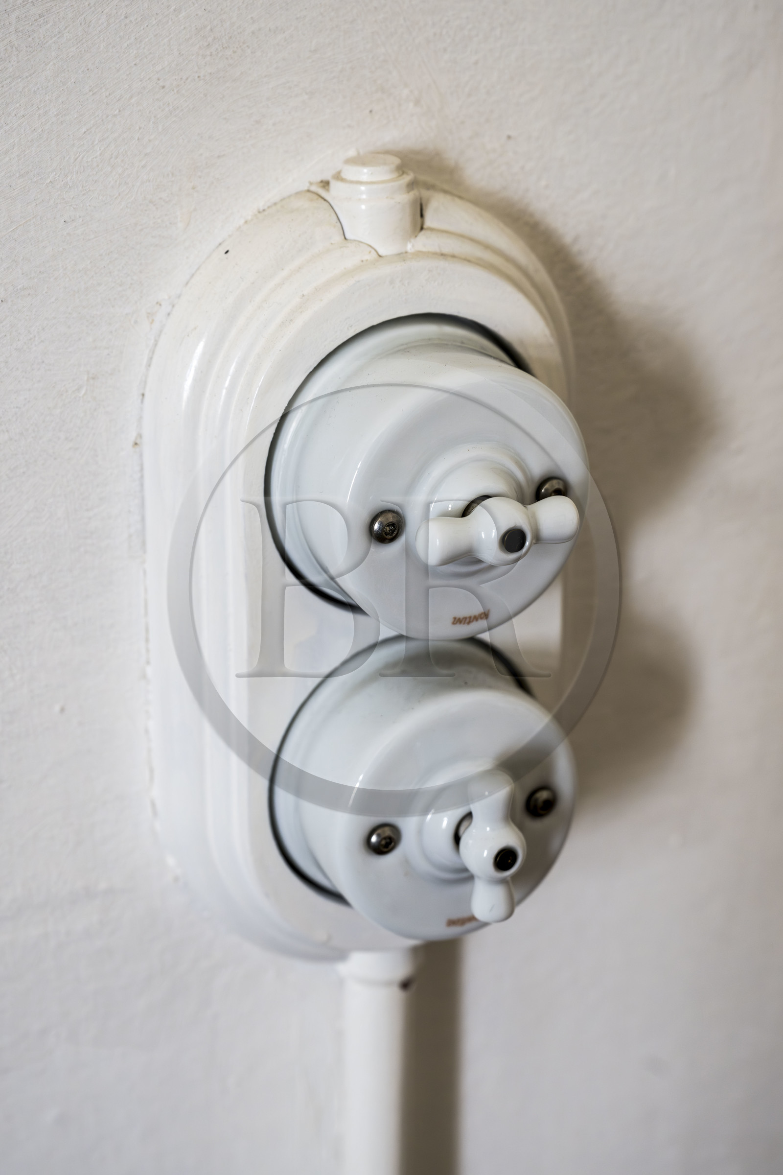 France, Finistère (29), Pays des Abers, Ile Vierge, le phare de l'Ile Vierge, l'ancien phare de 1845 transformé en écogite, interrupteur vintage