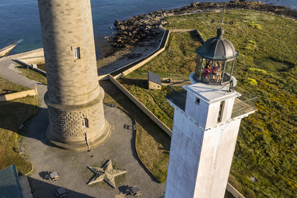 France, Finistère (29), Pays des Abers, Ile Vierge dans l'archipel de Lilia, le phare de l'Ile Vierge, le plus haut phare d'Europe avec 82,5 mètres, apéro avec vue sur l'estuaire de l'Aber Wrac'h depuis le sommet de l'ancien phare de 1845 transformé en écogite (vue aérienne)