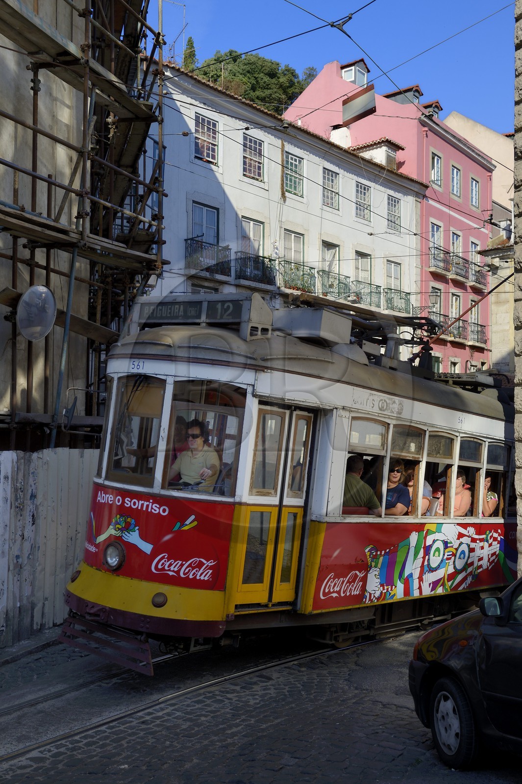 Portugal, Lisbonne, quartier de l'Alfama, tramway (electricos) dans la calçada Santo André