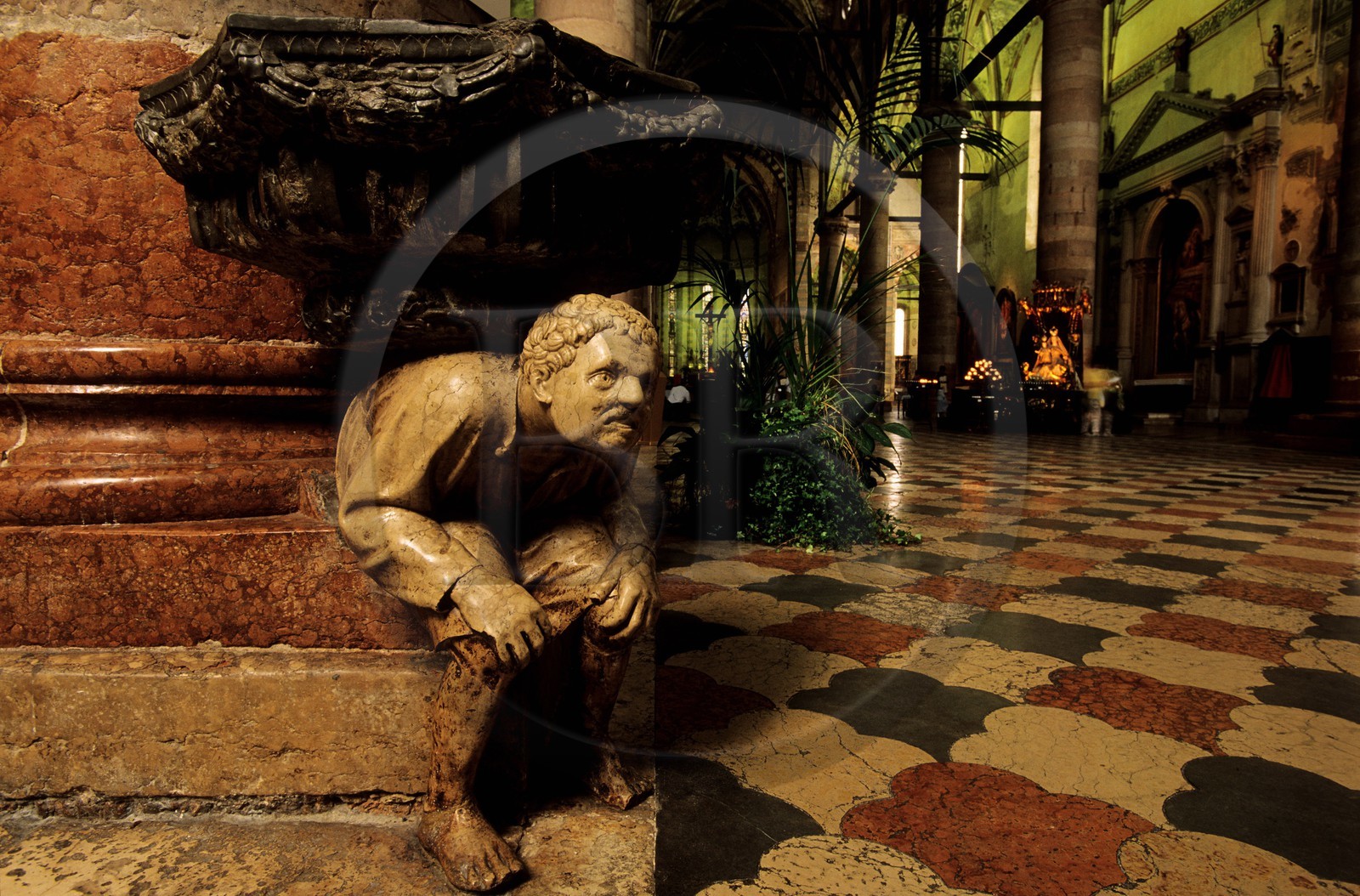 Italie, Vénétie, Vérone, église de San Anastasia, bénitier