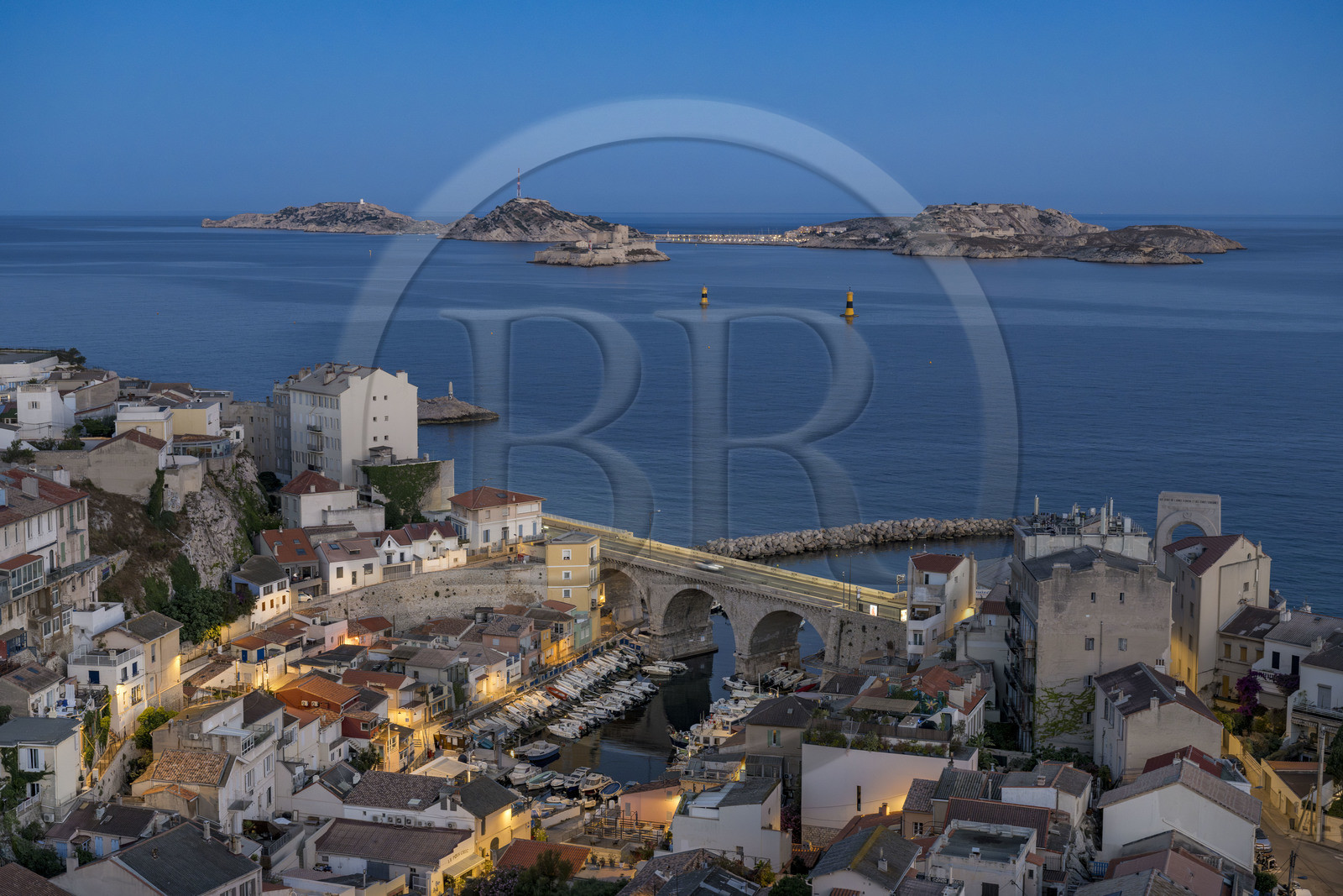 France, Bouches-du-Rhône (13), Marseille, quartier d'Endoume, le Vallon des Auffes, l'archipel du Frioul avec le Chateau d'If en arrière plan