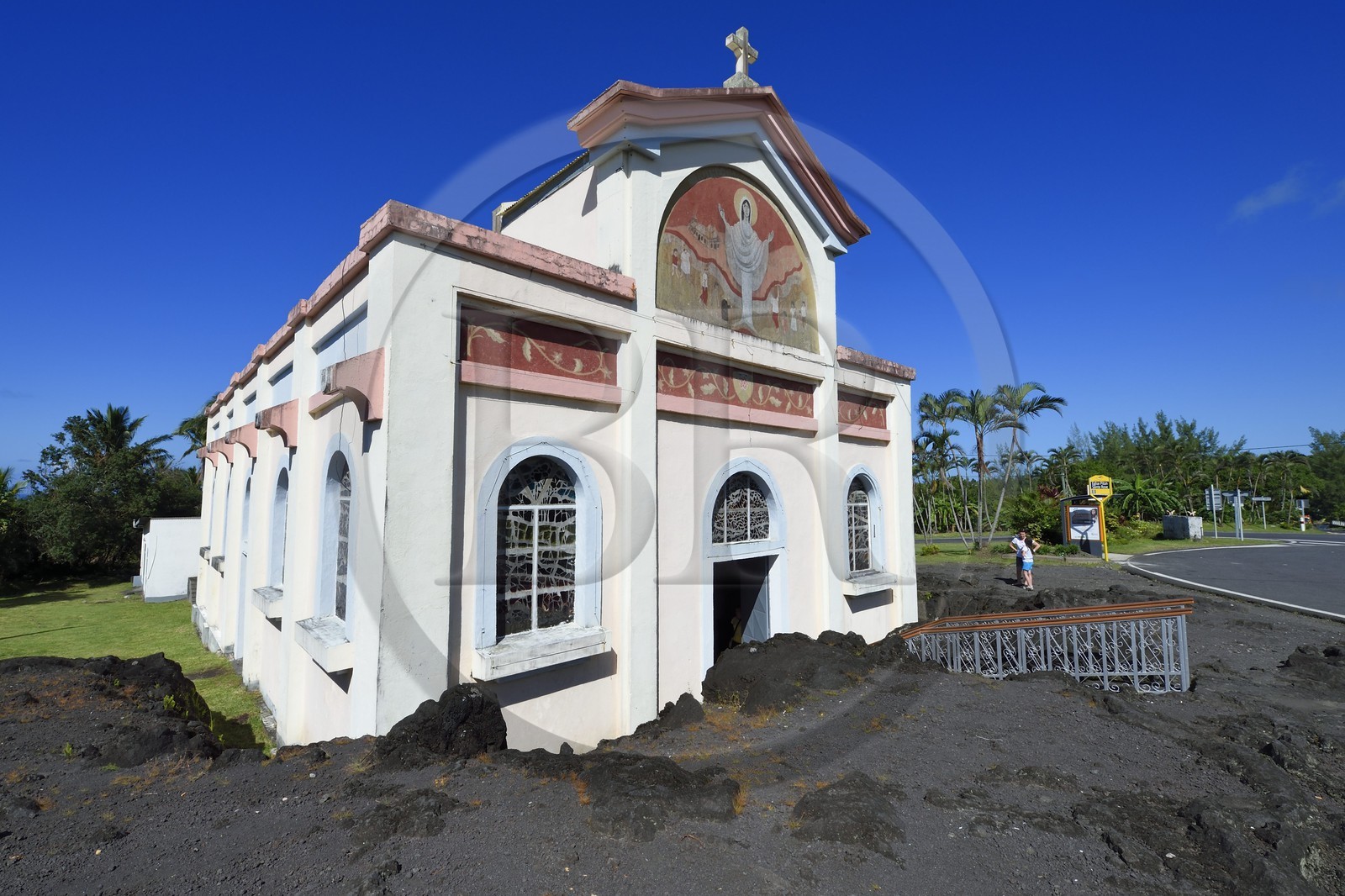 France, Ile de la Reunion, Piton-Sainte-Rose , l'église Notre-Dame-des-Laves épargnée par la coulée de lave aujourd’hui solidifiée qui s’est arrêtée sur son porche lors d’une éruption du volcan du Piton de la Fournaise survenue en 1977