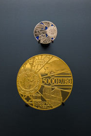 France, Paris (75), le musée de la Monnaie de Paris, pièces de monnaie en argent de 10 euros et en Or de 5000 euros  pour la célébration du 850ème anniversaire de Notre-Dame de Paris