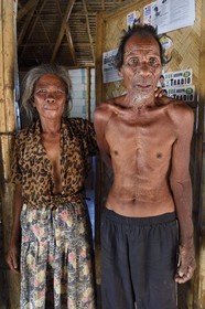 Philippines, Calamian Islands dans le nord de Palawan, Uson Island dans la baie de Coron, village de Barangay Lajala, le couple de plongeur-cueilleur d'algues Lilia et Danilo Magahon du groupe ethnique des Tagbanua
