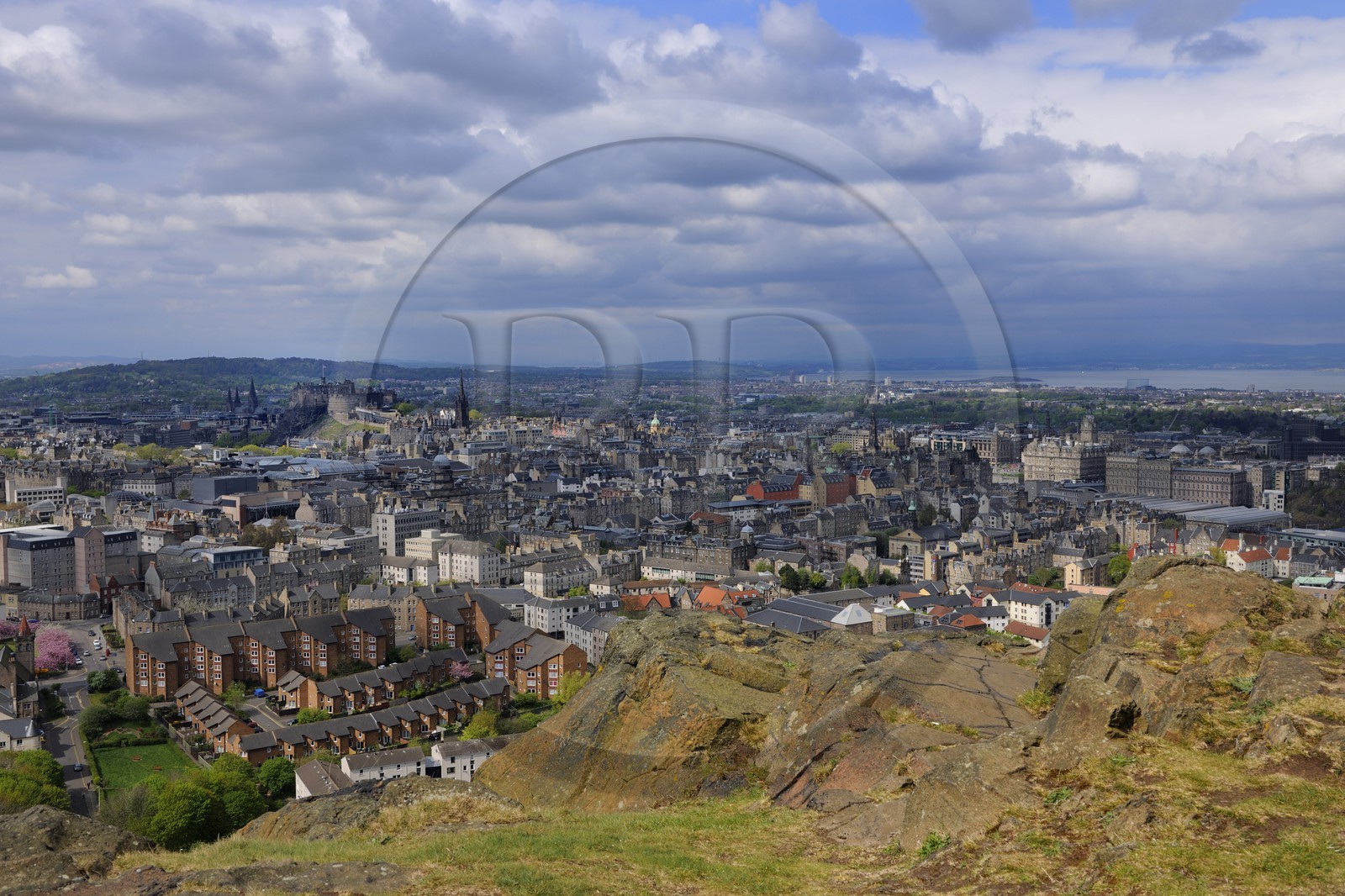Royaume-Uni, Ecosse, Edimbourg, vue sur la ville qui s'étend jusqu'au Firth of Forth depuis l'Arthur's seat
