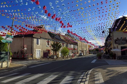 France, Dordogne (24), village de La Douze avec des décorations de fleures dressées