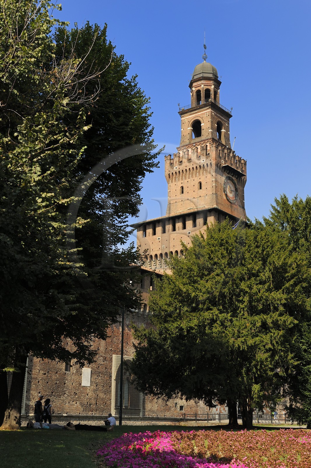 Italie, Lombardie, Milan, le Castello Sforzesco (château des Sforza), construit au XVe siècle par le duc de Milan Francesco Sforza, Torre del Filarete, la tour de l'architecte Antonio di Pietro Averlino (ou Averulino) dit le Filarète