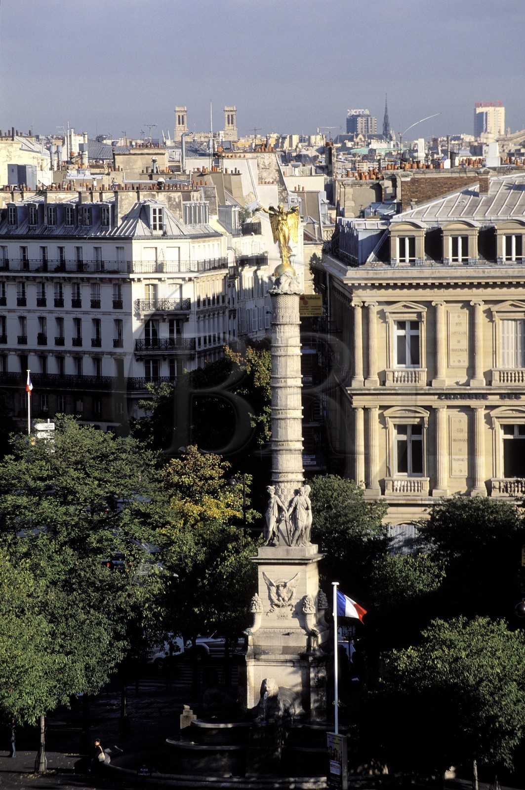 France, Paris (75), place du Châtelet, la fontaine et la chambre des notaires