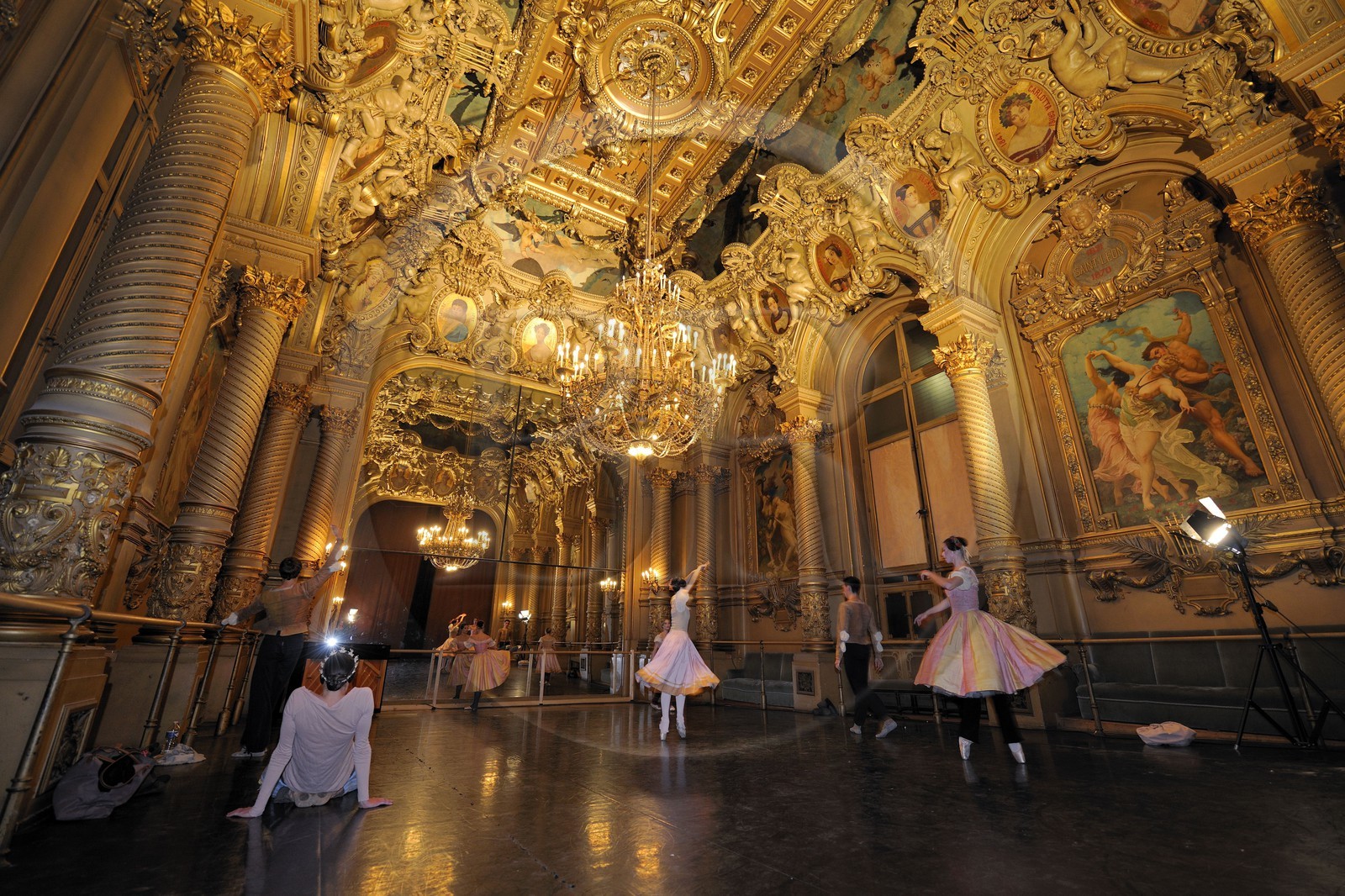 France, Paris (75), l'Opéra Garnier, ultimes échauffements avant d'entrer en scène dans le foyer de la Danse