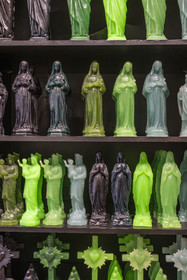 France, Bouches-du-Rhône (13), Tarascon, boutique Souleiado, bougies reprenant des icones provençales comme la Vierge ou l’arlésienne dans des couleurs flashy fabriquées par la Ciergerie des Prémontrés