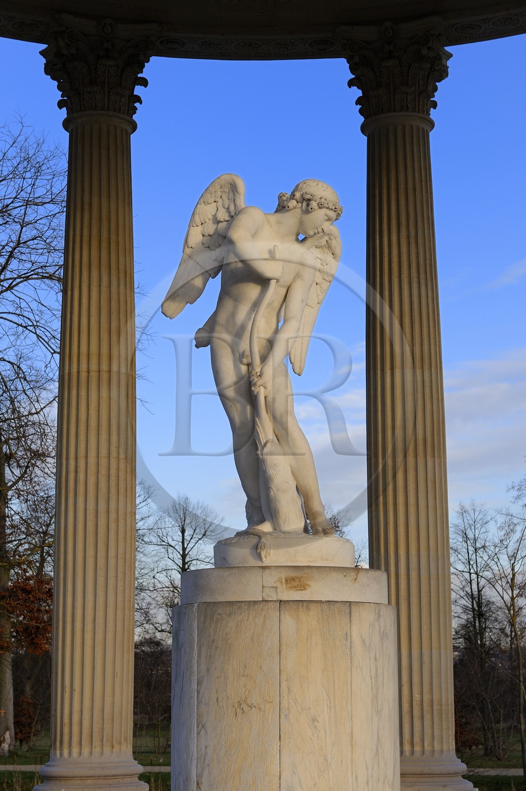 France, Yvelines (78), château de Versailles, classé Patrimoine Mondial de l'UNESCO, le domaine de Marie-Antoinette, jardin du Petit Trianon, le Temple de l'Amour, statue de Cupidon de Bouchardon intitulée L'Amour taillant son arc dans la massue d'Hercule
