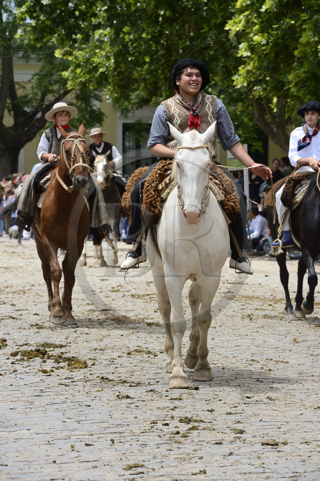Argentine, province de Buenos Aires, San Antonio de Areco, fête du Jour de la Tradition (Dia de la Tradicion), gauchos à cheval défilant en habit traditionnel