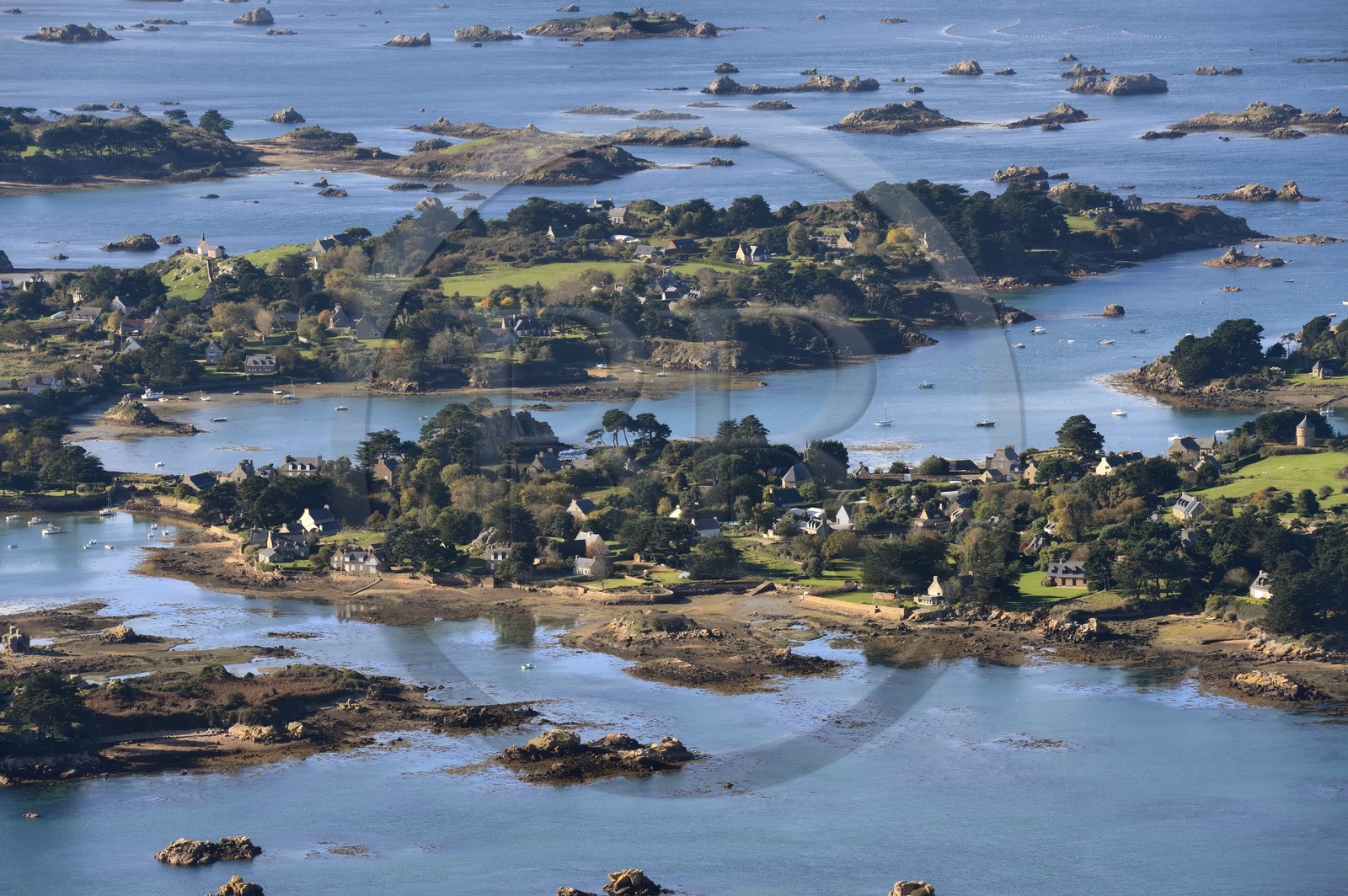 France, Côtes-d'Armor (22), Ile de Bréhat composée à marée haute de deux îles réunies au XVIIIe siècle par un pont-chaussée (appelé aussi pont-chaussée Vauban), chapelle Keranroux (vue aérienne)