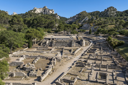 France, Bouches-du-Rhône (13), Parc Naturel Régional des Alpilles, Saint-Rémy-de-Provence, site archéologique de Glanum au pied du massif des Alpilles, maison des Antes avec péristyle et bassin au premier plan à droite (vue aérienne)
