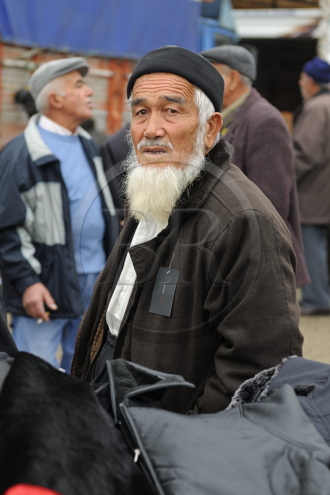 Turquie, Anatolie Centrale, province de Nevsehir, Cappadoce classée Patrimoine Mondial de l'UNESCO, marché aux bestiaux d' Ürgüp, vendeur de vestes