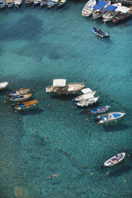 Italie, Ligurie, Cinque Terre, parc national des Cinque Terre classé Patrimoine Mondial de l'UNESCO, barques et nageurs dans le port du village de Vernazza