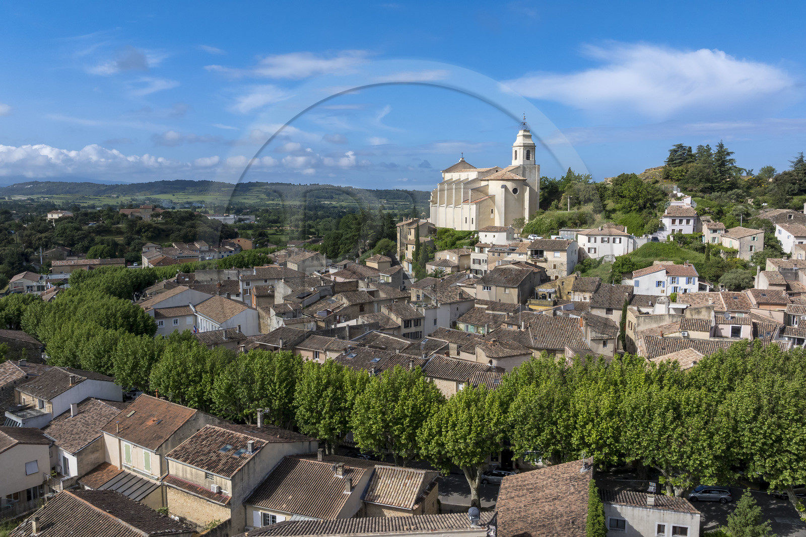 France, Vaucluse (84), Parc Naturel Régional du Mont Ventoux, Bedoin, église Saint Pierre (XVIIIe) et le village au pied du mont Ventoux sur le versant sud du mont Chauve