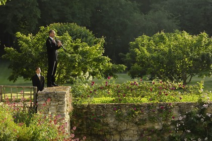 France, Indre et Loire (37), château du Rivau, musiciens dans les jardins