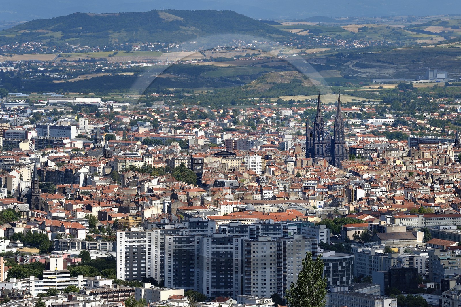 France, Puy-de-Dôme (63), Clermont-Ferrand, cathédrale Notre-Dame de l'Assomption du XIIIe siècle, les deux flèches de 90 m de hauteur dessinées par Viollet-le-Duc